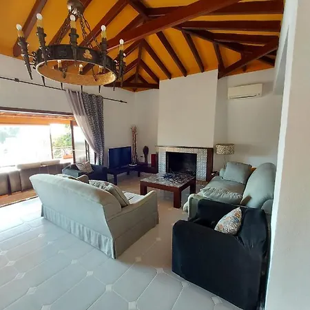 Con Piscina Privada 度假居
